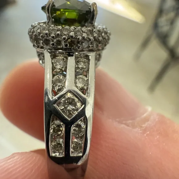 Rare $16,900 Green Diamond Ring. 3.15 Carats set in 14k white gold. - Picture 4 of 17